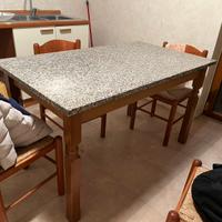 Tavolo in marmo con 4 sedie