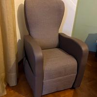 Poltrona motorizzata con telecomando.