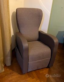Poltrona motorizzata con telecomando.