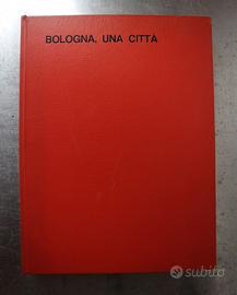 libro Bologna, una città  di Renzo Renzi