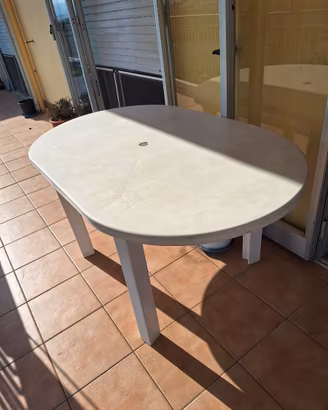 tavolo ovale in plastica