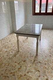 Tavolo con piano in marmo granito