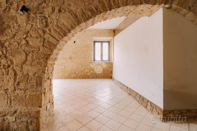 3 LOCALI A TARQUINIA