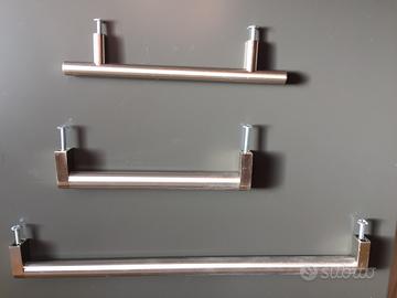 Tre maniglie in acciaio x sportelli o cassetti