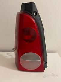 Faro posteriore sinistro opel agila a h00