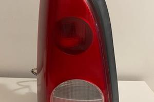 Faro posteriore sinistro opel agila a h00