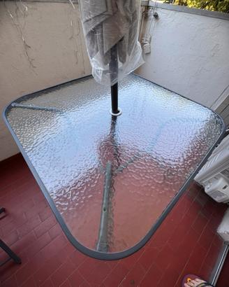 Tavolo in vetro con 4sedie e ombrellone