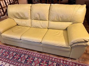 Divano tre posti e poltrona in pelle giallo