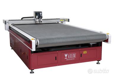 Macchina per taglio pelle e tessuti