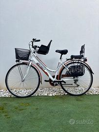 Bici da passeggio con doppio seggiolino bimbi