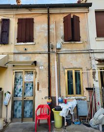 Piccola Casa Indipendente esterno da RISTRUTTURARE