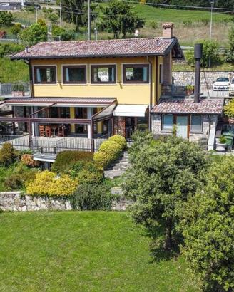 Attività / Licenza di 180 m² con 3 locali a Alzano
