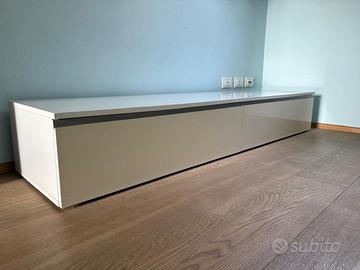 Mobiletti e poltroncina legno, lampada piantana.