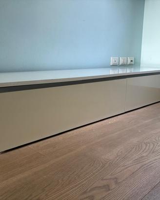 Mobiletti e poltroncina legno, lampada piantana.