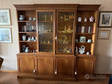 Libreria credenza in noce chiaro con vetrina