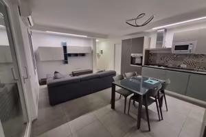 Bilocale arredato con cantina mq 10 e box al piano