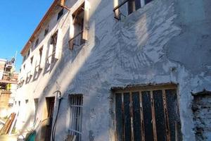 Palazzo / Stabile di 225 m² con più di 5 locali a 