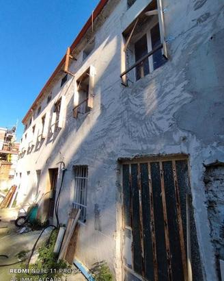 Palazzo / Stabile di 225 m² con più di 5 locali a 