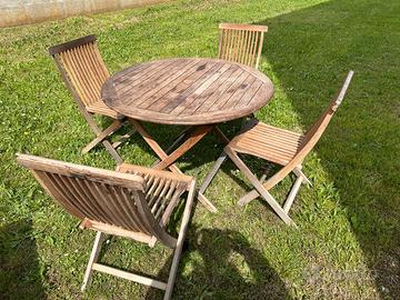 tavolo da giardino con sedie