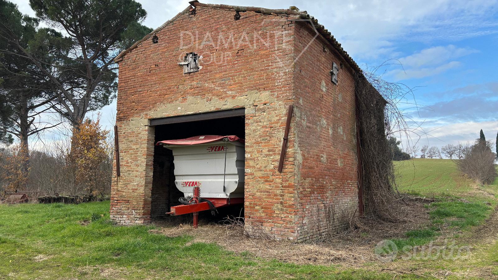 Casale in mattoni a vista con terreno ed annessi - Vista 5