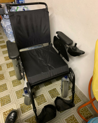 Carrozzina a rotelle elettrica per disabili