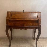 Secretaire. Scrivania vintage in legno tinta noce