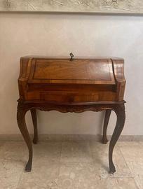 Secretaire. Scrivania vintage in legno tinta noce