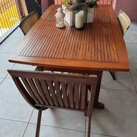 Tavolo con sedie da esterno