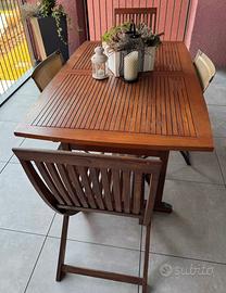 Tavolo con sedie da esterno