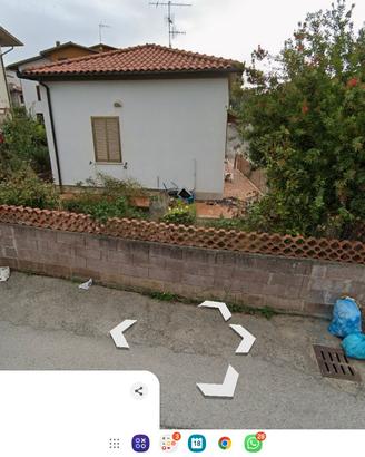 Villetta con 2 posti auto,ampio giardino con frutt