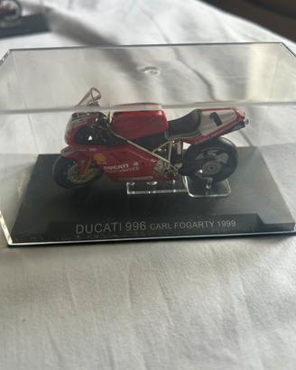 Modellino Ducati 996 carl fogarty 1999 con teca