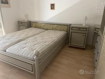 letto matrimoniale con due comodini