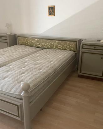 letto matrimoniale con due comodini