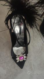 Scarpe nere con piume e strass