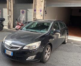 Opel Astra J Sports Tourer 1.6 benzina - 2011