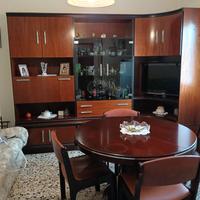 mobile soggiorno  con vetrinetta e tavolo rotondo 