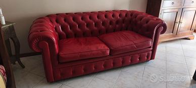 divano Chesterfield due posti in pelle rosso