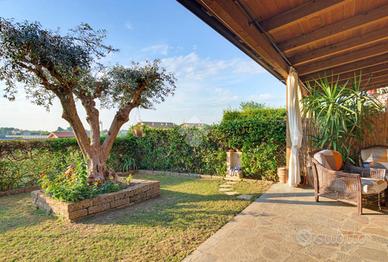 VILLA A SCHIERA CENTRALE A PASTRENGO