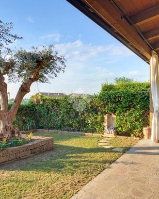 VILLA A SCHIERA CENTRALE A PASTRENGO