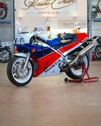 Honda VFR750R RC30 1988 da collezione RC 30