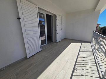 Al piano primo , grande appartamento trilocale