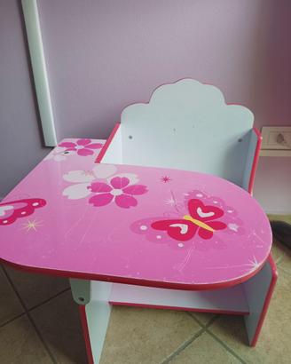 Scrivania rosa bambina con fiori e farfalle