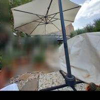 ombrellone con base e mattoni 