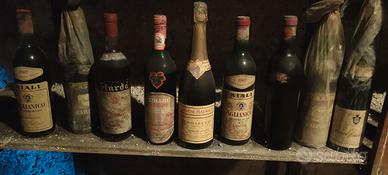 Bottiglie di vino vintage anni '60/'70