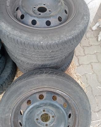 n.4 pneumatici montati su cerchi mis.185/60R15 88h