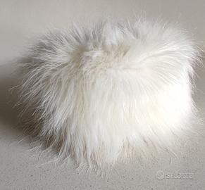 Cappello e polsini in ecopelliccia 