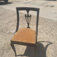 serie di sedie in legno con cuscino