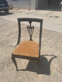 serie di sedie in legno con cuscino