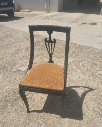 serie di sedie in legno con cuscino