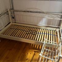 Letto in ferro e comodino abbinato